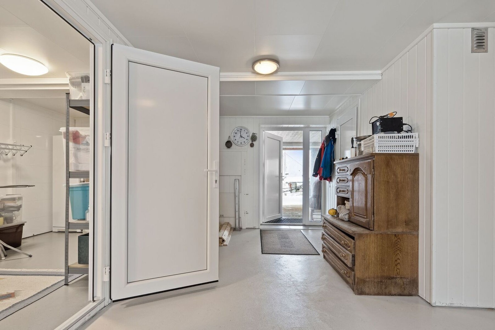 1. etasje, her er det vaskerom, gang, verktøy, tekniskrom, lagerrom samt dør på begge sider for å gå ut. Flotte og lyse overflater. Galleribilde