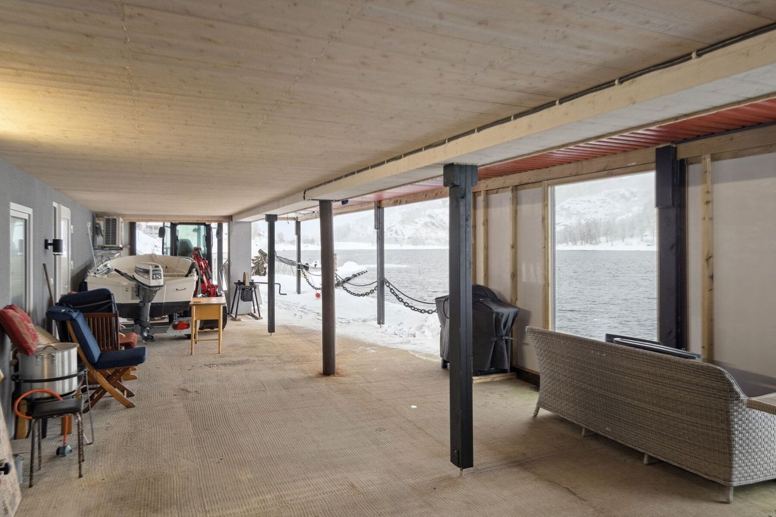 Lagringsplass som er tilknyttet kai og flytebrygger på begge sider. Galleribilde