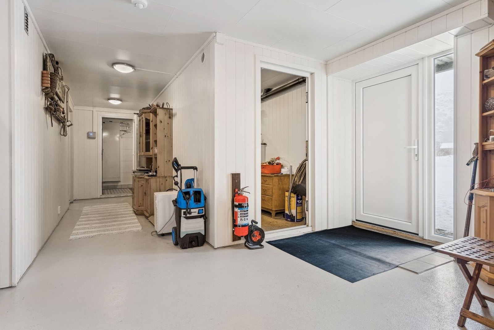 Inngang, verktøyrom, gang til teknisk rom å bod. Galleribilde