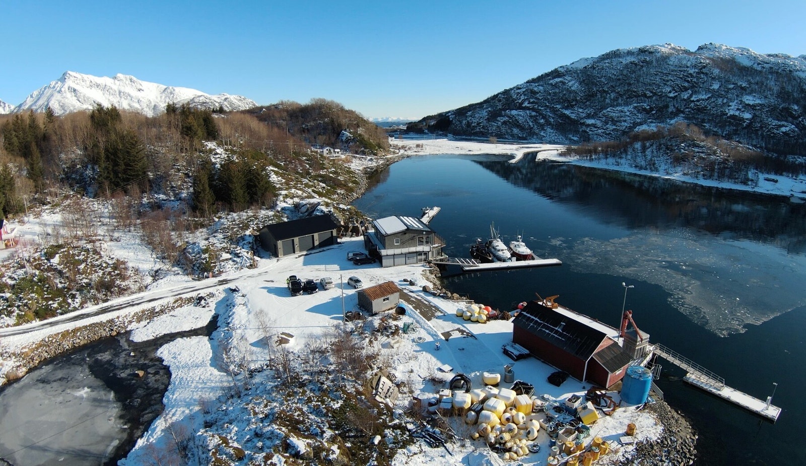 Privat dronebilde av eiendommen. Galleribilde