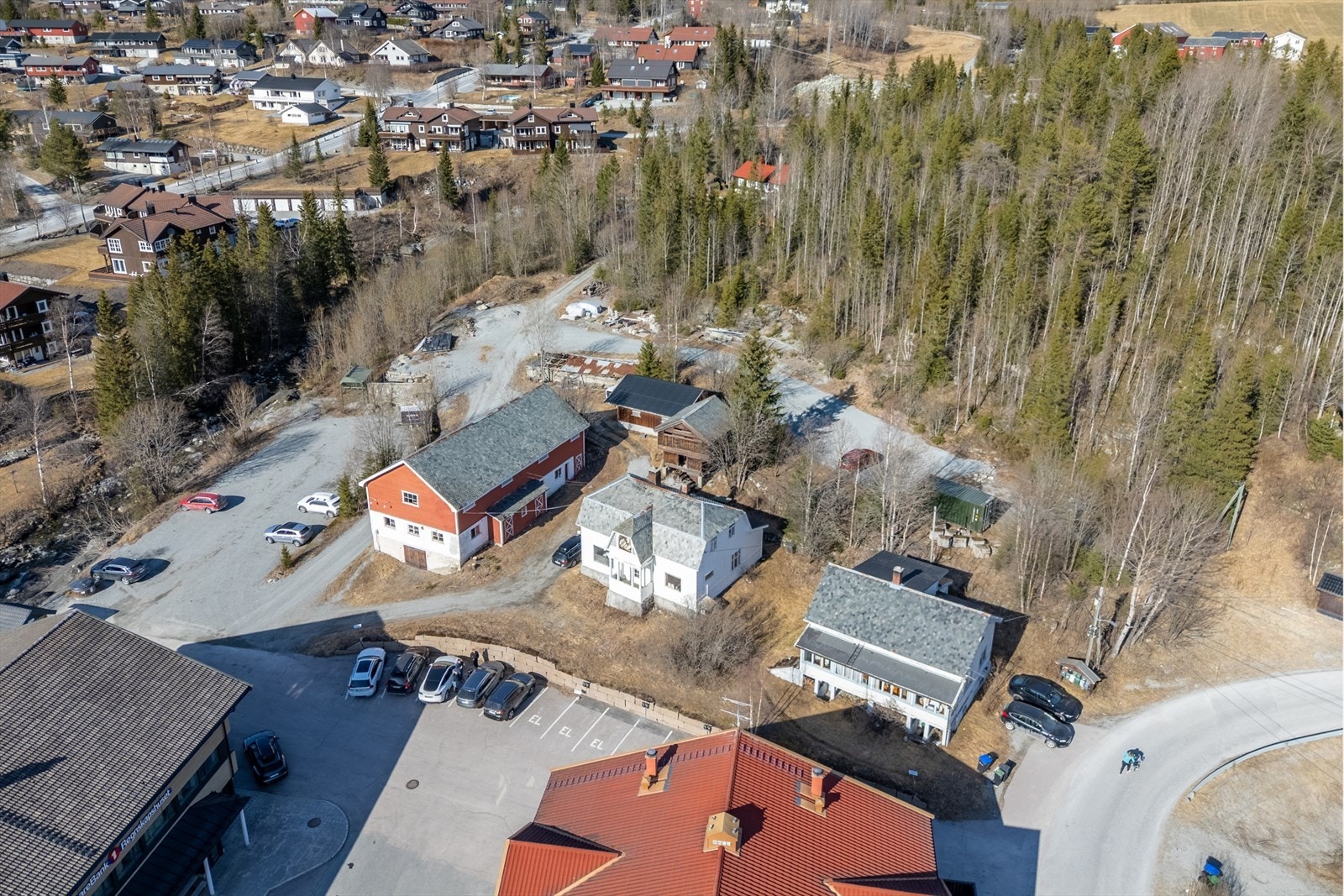 Eiendommen segles som en utviklingstomt og bebyggelse slik den er i dag. Galleribilde