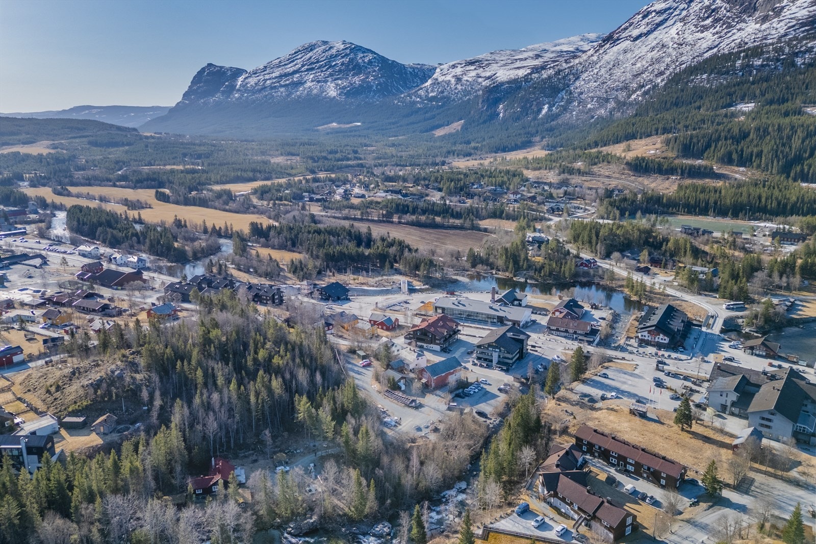 Høvlerivegen 14 ligger svært sentralt til på Trøim i Hemsedal med gangavstand til "alt" Galleribilde