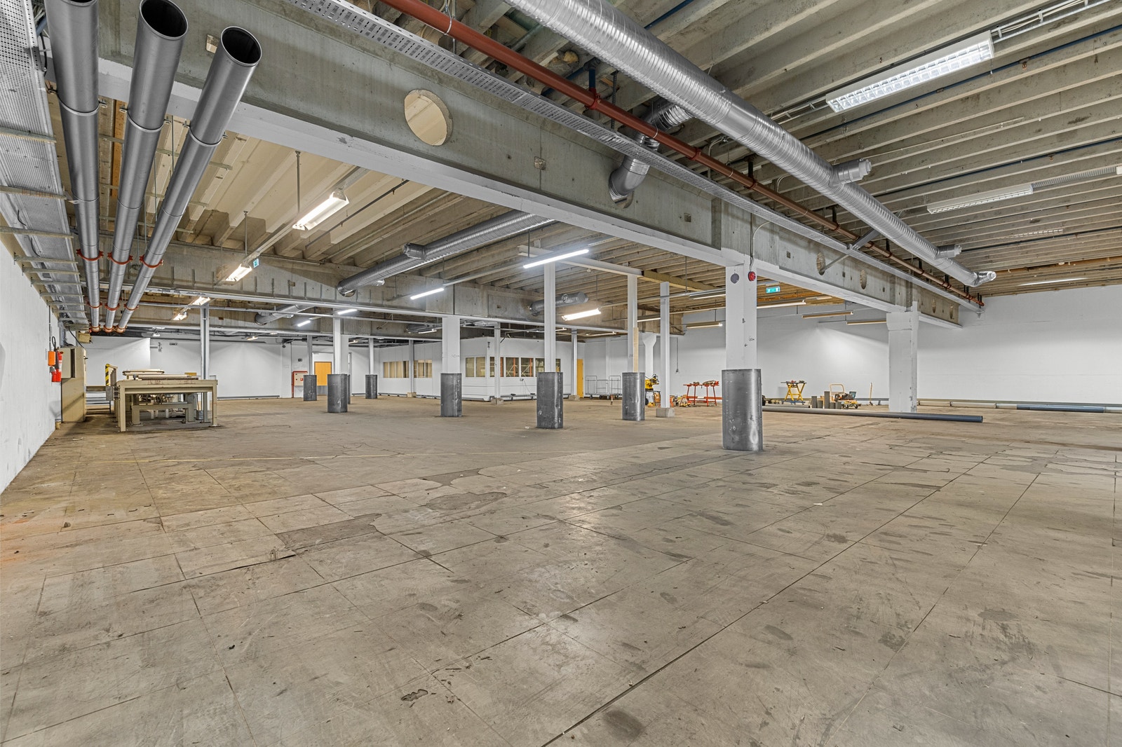 Lageret fremstår i dag som et funksjonelt lagerlokale, men kan med enkle grep oppgraderes til moderne og effektive lager- eller produksjonsarealer – tilpasset leietakers behov. Galleribilde