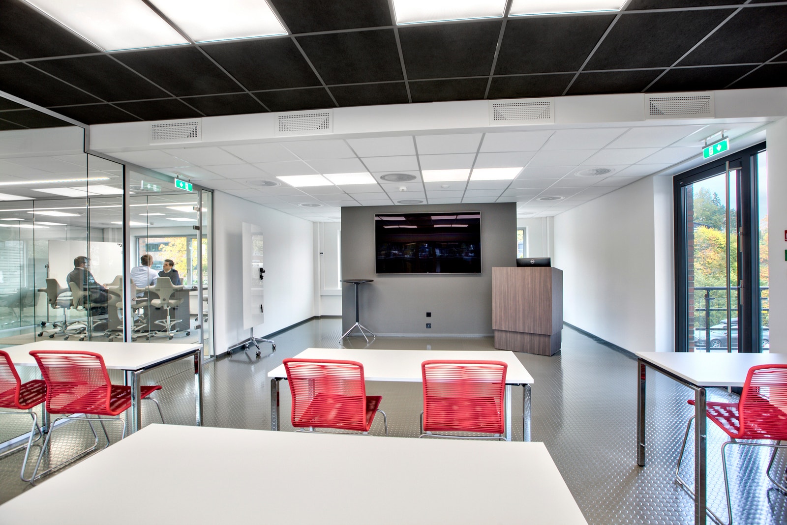 Fine og lyse lokaler - med mye sjøutsikt! Galleribilde