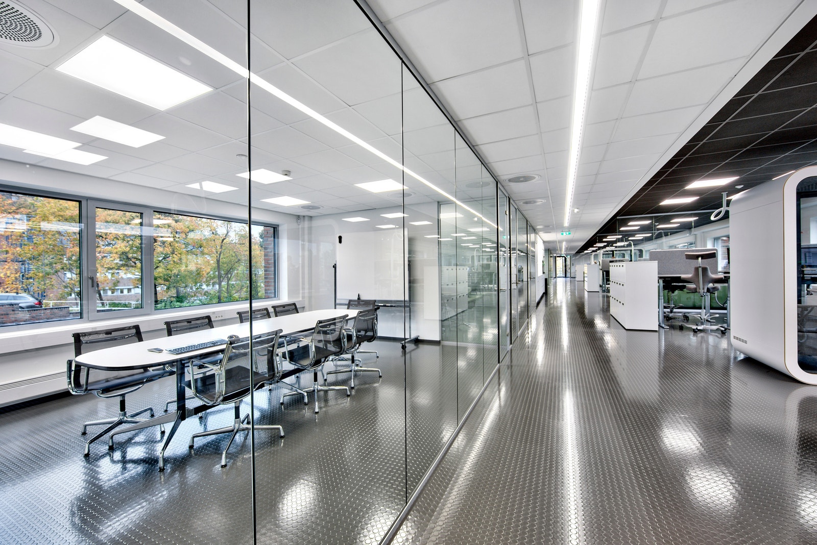 Fine og lyse lokaler - med mye sjøutsikt! Galleribilde