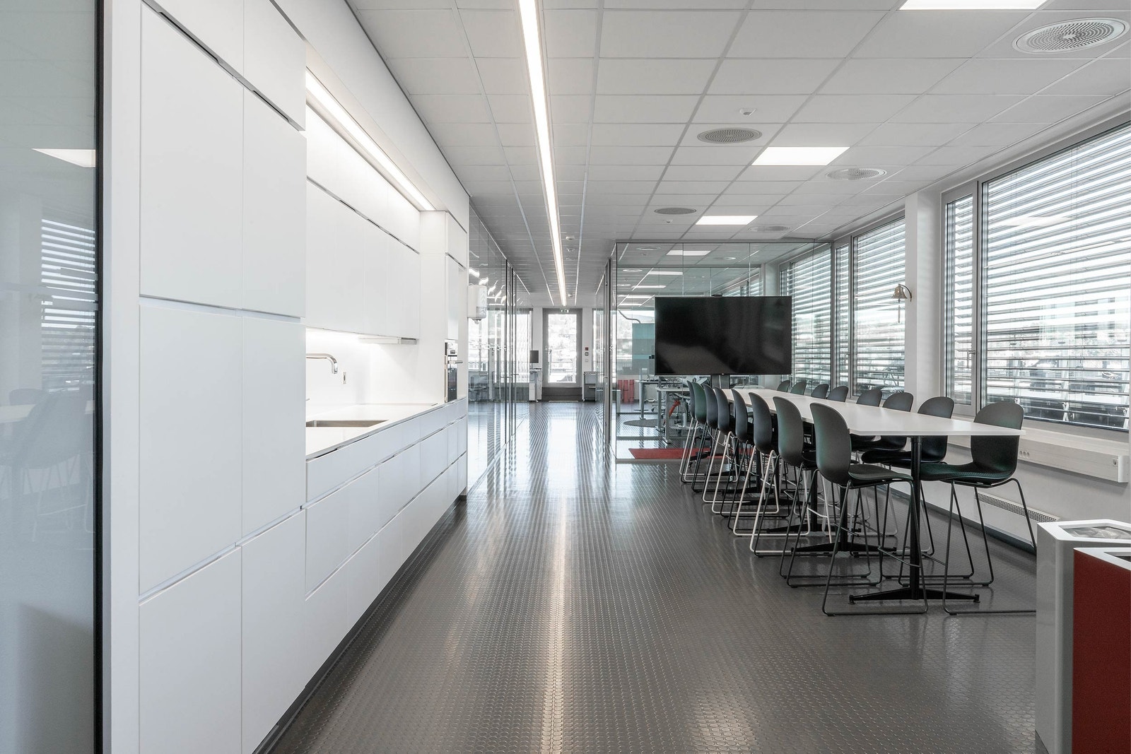 Fine og lyse lokaler - med mye sjøutsikt! Galleribilde