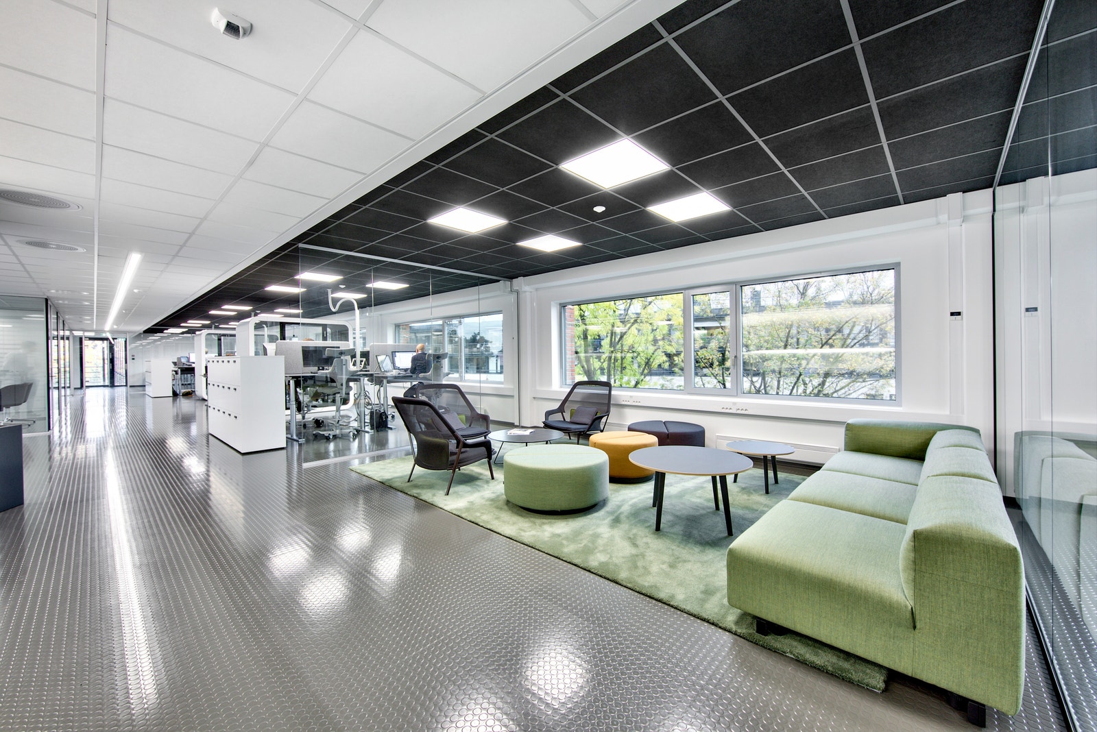 Fine og lyse lokaler - med mye sjøutsikt! Galleribilde