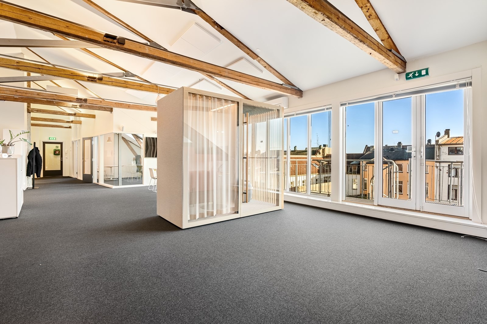 Behov for ro i teamsmøte? Prøv telefonboksen ! Galleribilde