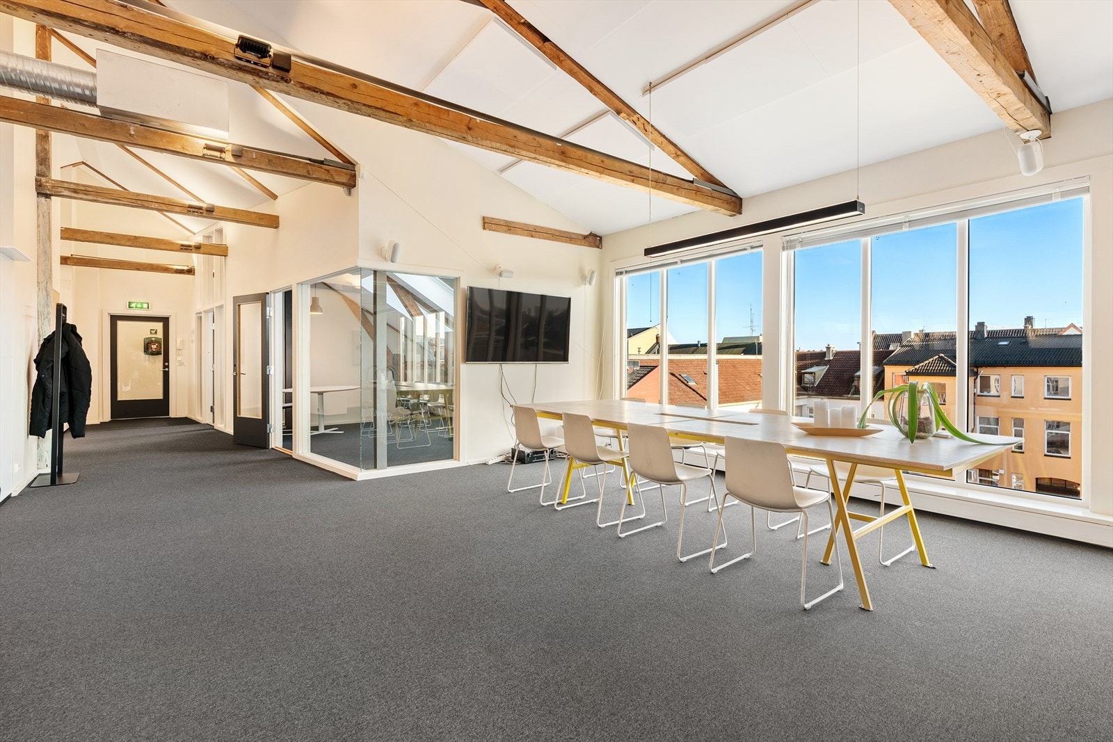 Åpen , lyst og med god takhøyde Galleribilde