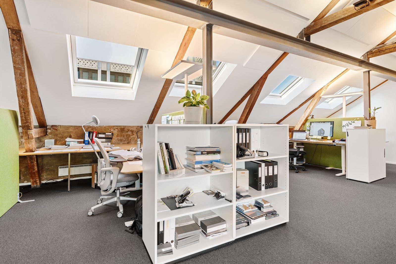 Arbeidsplasser med god plass og belysning Galleribilde