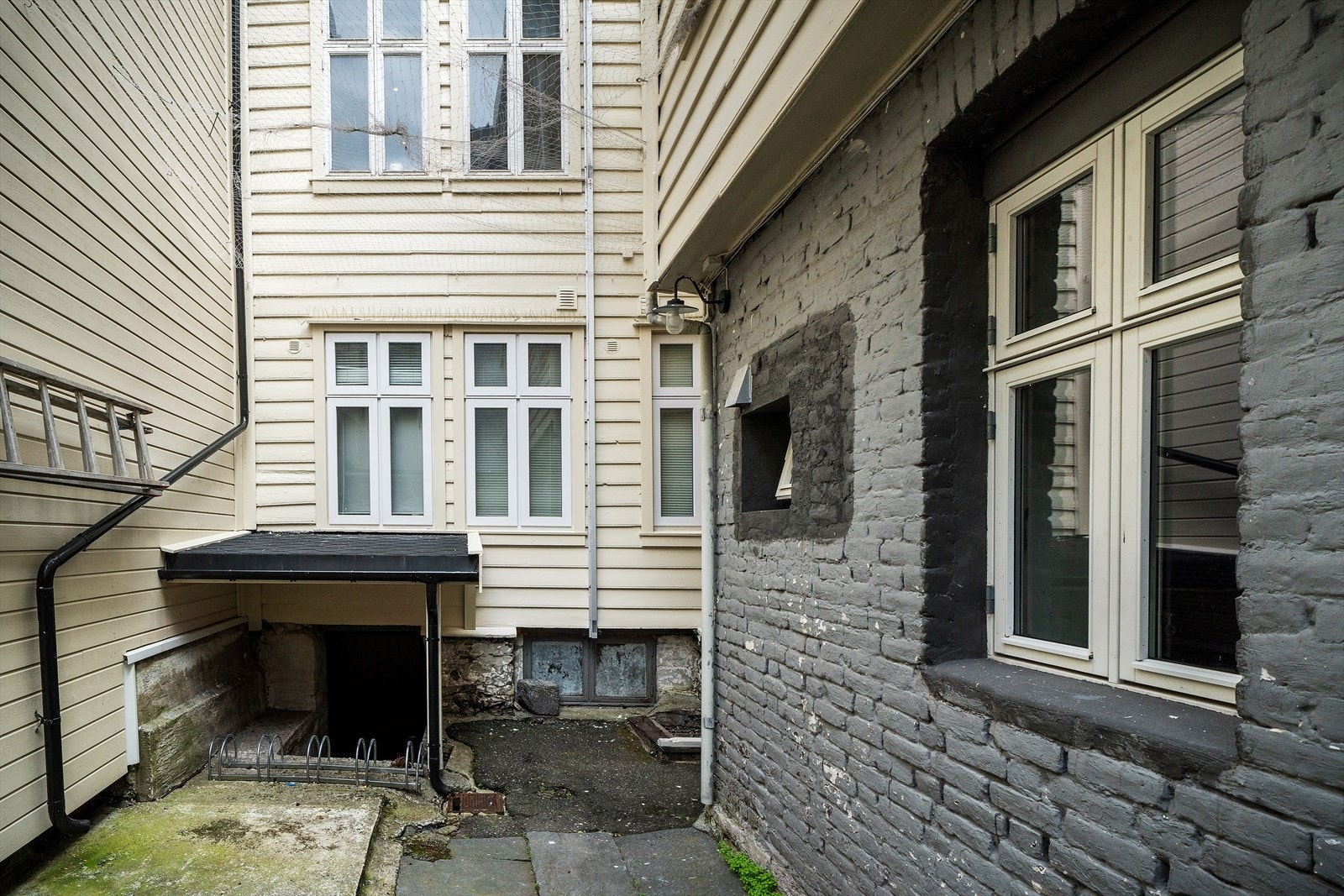 Bakgård Galleribilde