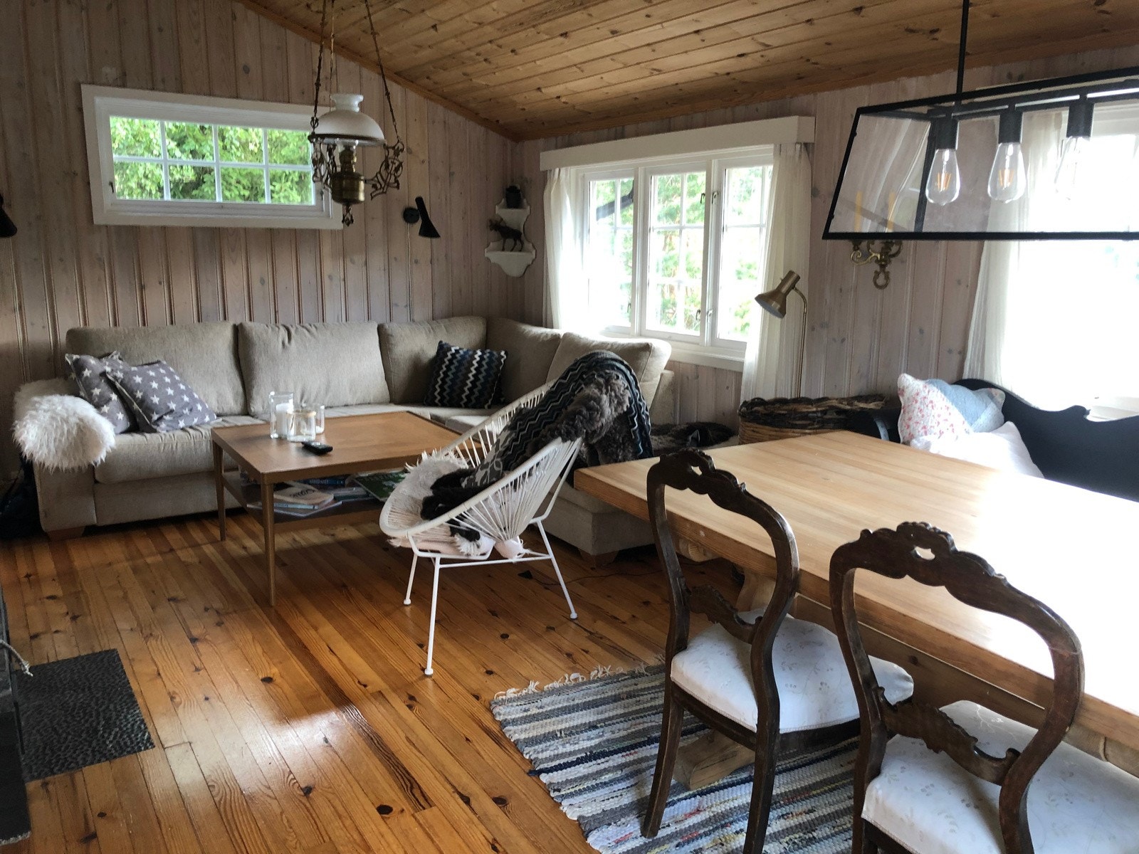 Inne i hytta Galleribilde