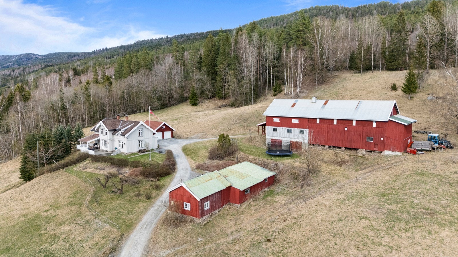 Velkommen til Øvre Sending Gård - en idyllisk og innholdsrik landbrukseiendom i vakre omgivelser i Skollenborg/Efteløt! Galleribilde