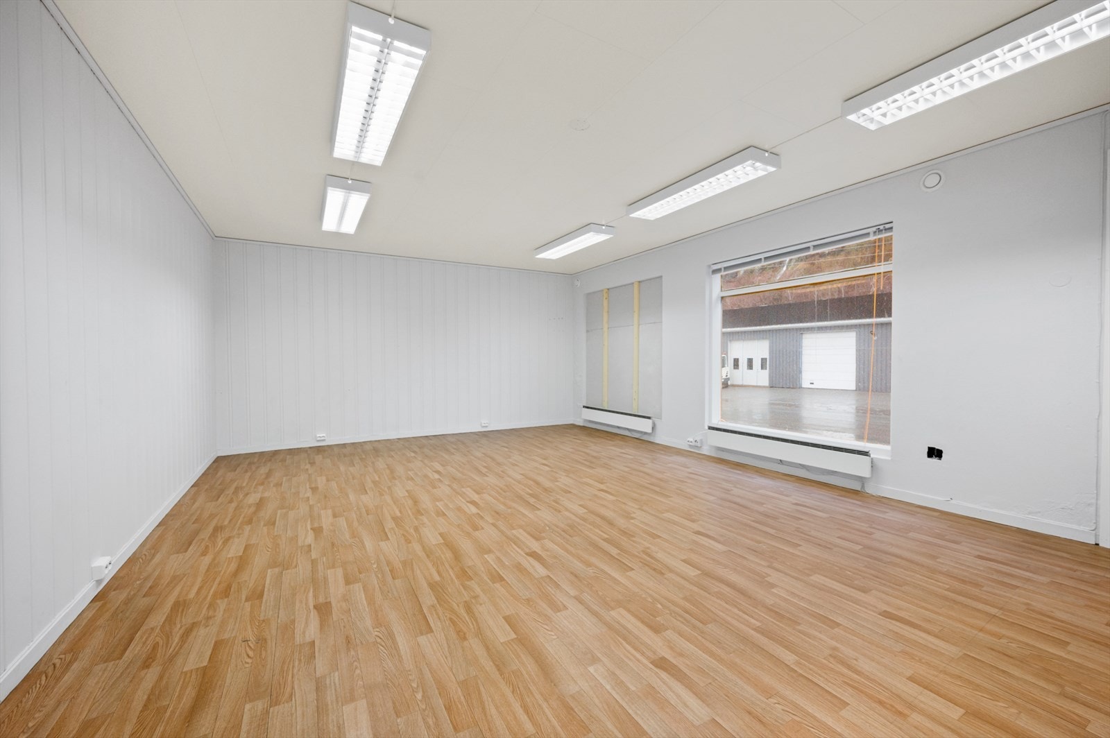 Kontorlokale vegg i vegg med flatbygget (godkjent som klasserom 1) Galleribilde