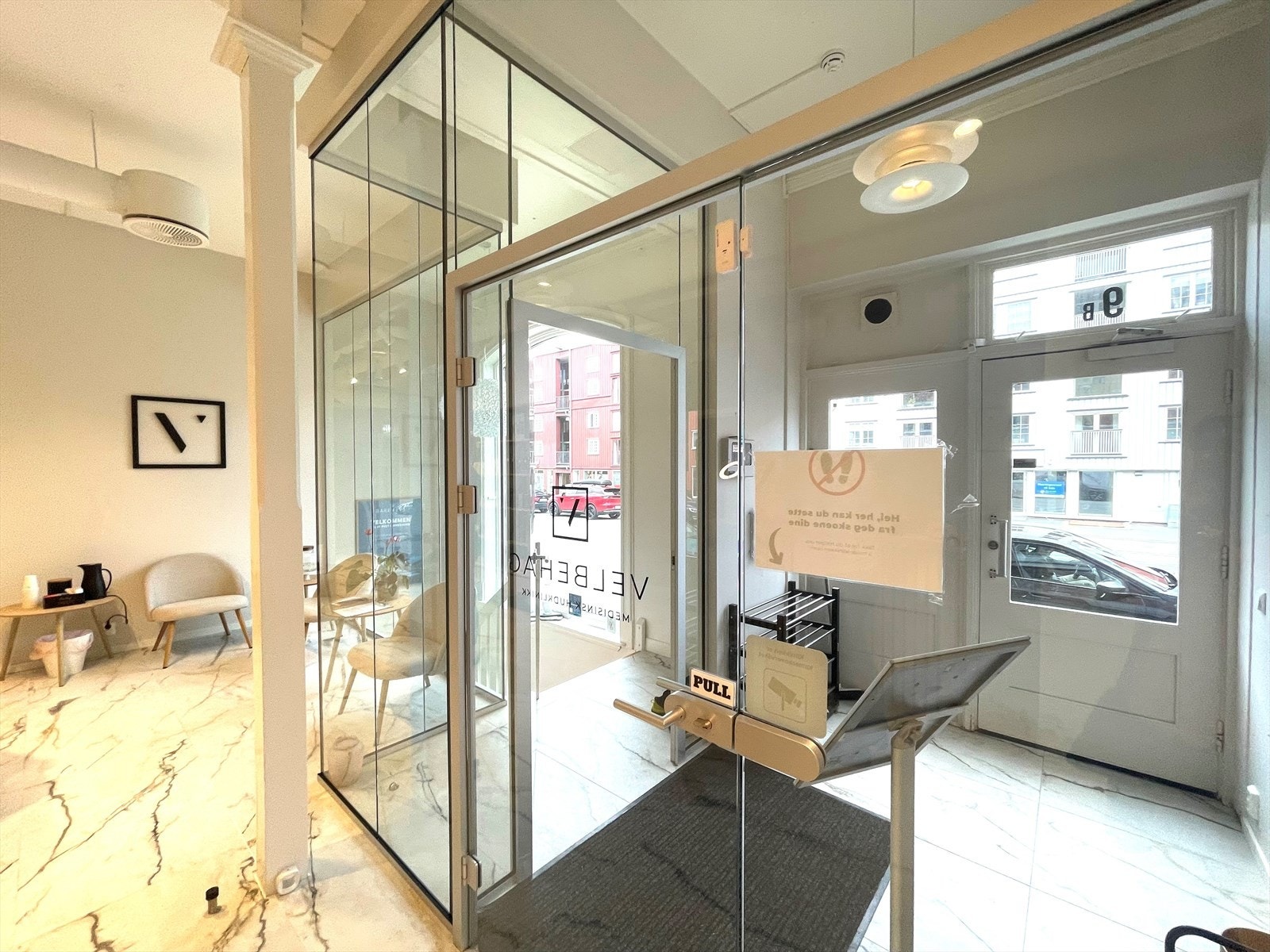Flelles glass inngangsparti til 2 leietakere. Galleribilde
