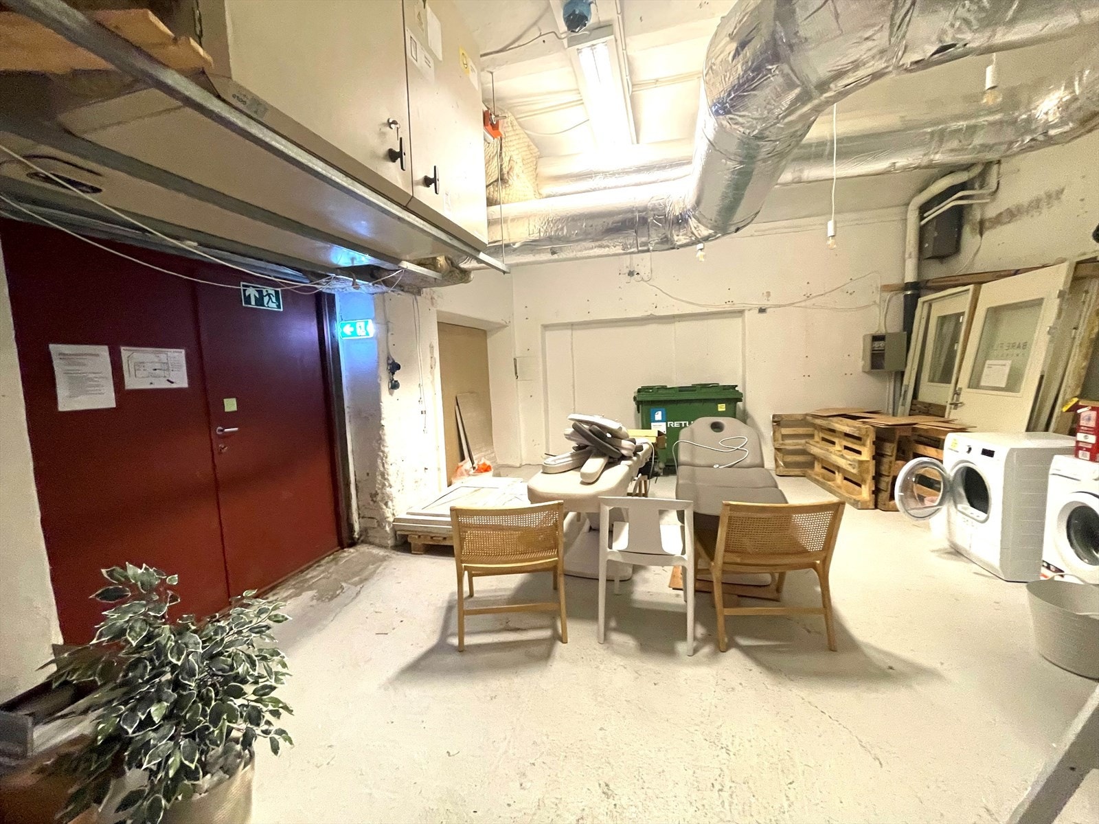 1. etasje - lagerrom med dobbel dør ut til bakgård Galleribilde