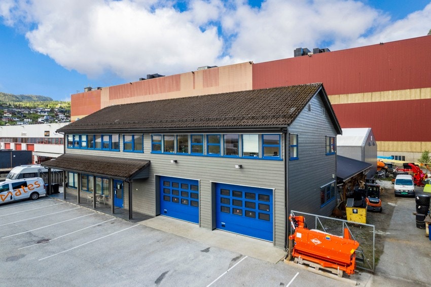 Bygget ligg fint til med god parkering Galleribilde