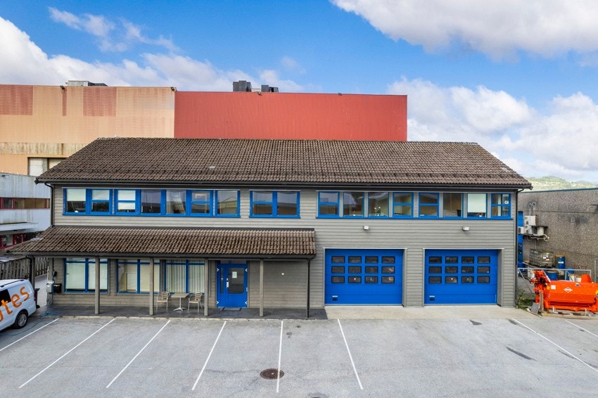 Eit praktisk bygg som inneheld både kontor , lager m.m Galleribilde