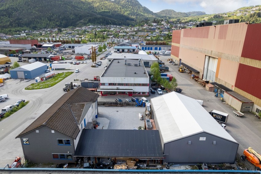 Det er overbygg mellom hovedbygget og rubbhallen Galleribilde