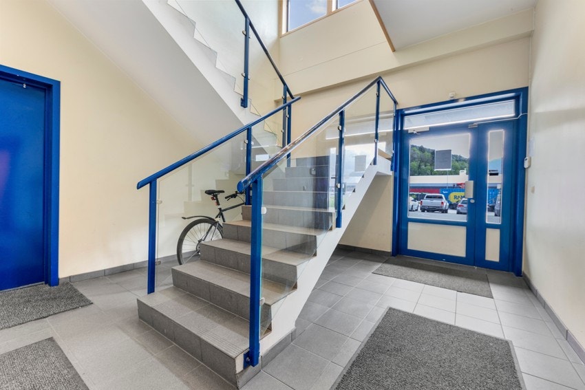 Inngang til bygget, lyst og tiltalande Galleribilde