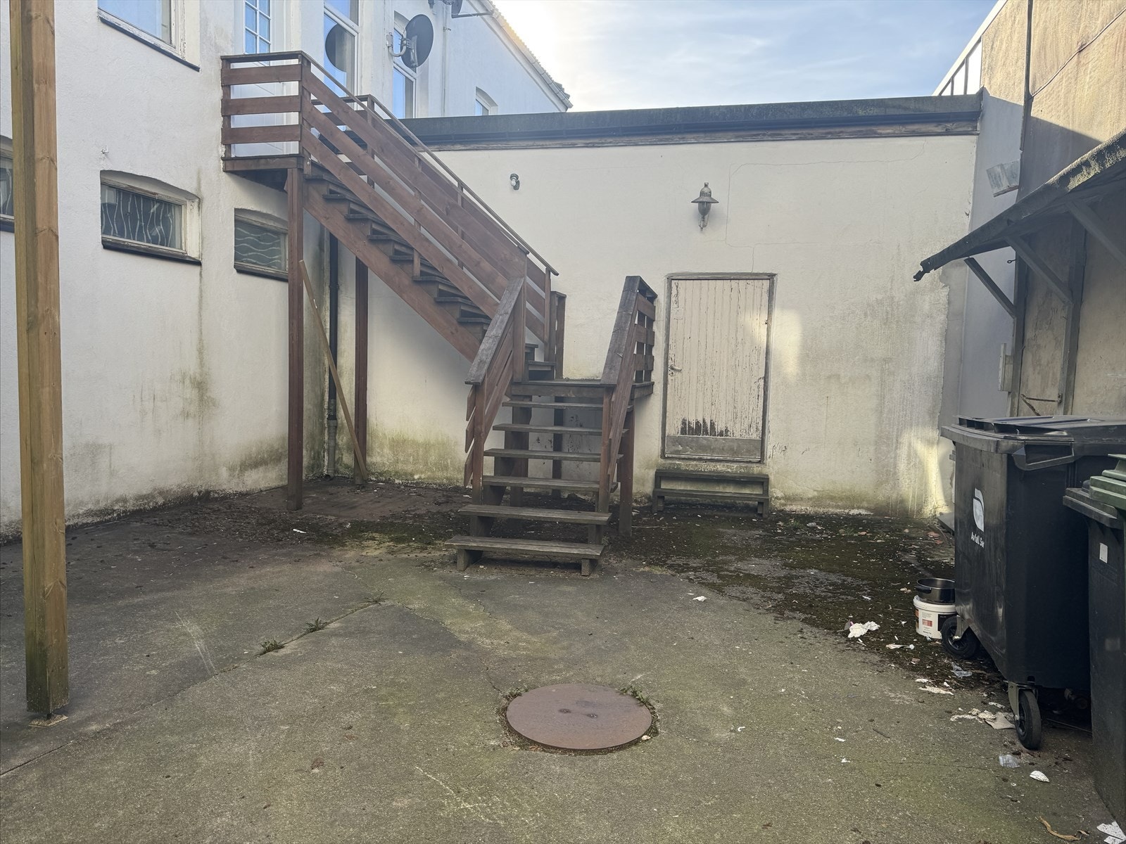 Felles bakgård med dør til disponibelt areal Galleribilde