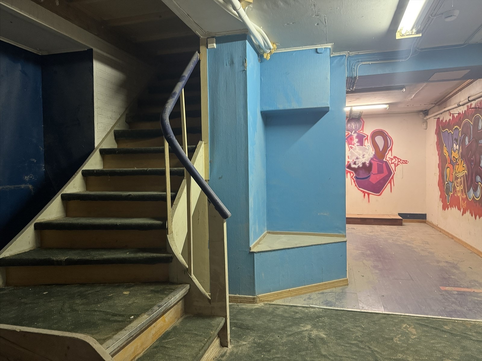 Underetasje - blendet trapp til 1. etg Galleribilde