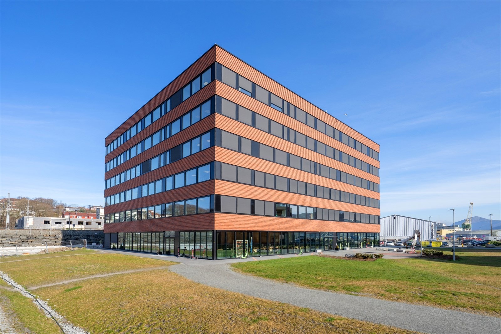 Moderne kontorbygg med sentral beliggenhet,. Ideelt for bedrifter som ønsker å være tett på byens næringsliv. Galleribilde