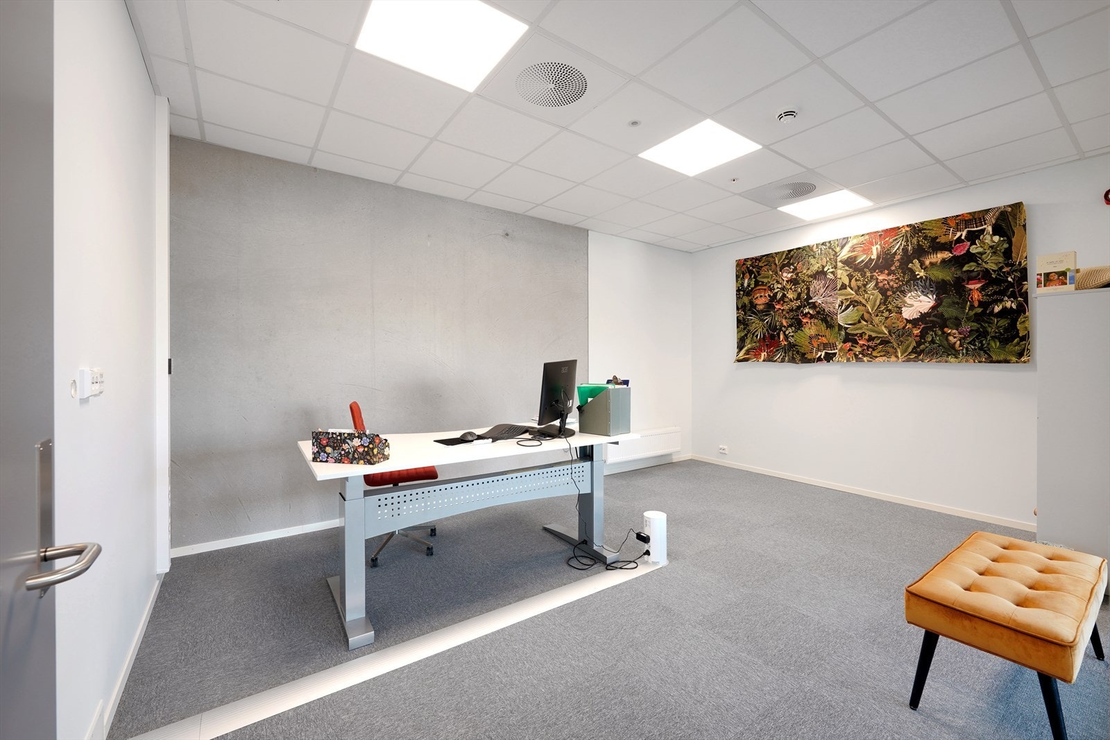 Møterom/prosjektrom - Lyst og moderne med god plass. Belysning og stilrene overflater gir et profesjonelt preg. Galleribilde