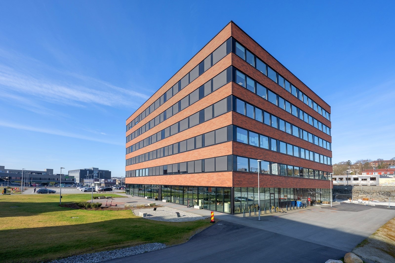 Moderne kontorbygg med sentral beliggenhet, rene linjer og store vinduer som gir rikelig med naturlig lys. Galleribilde