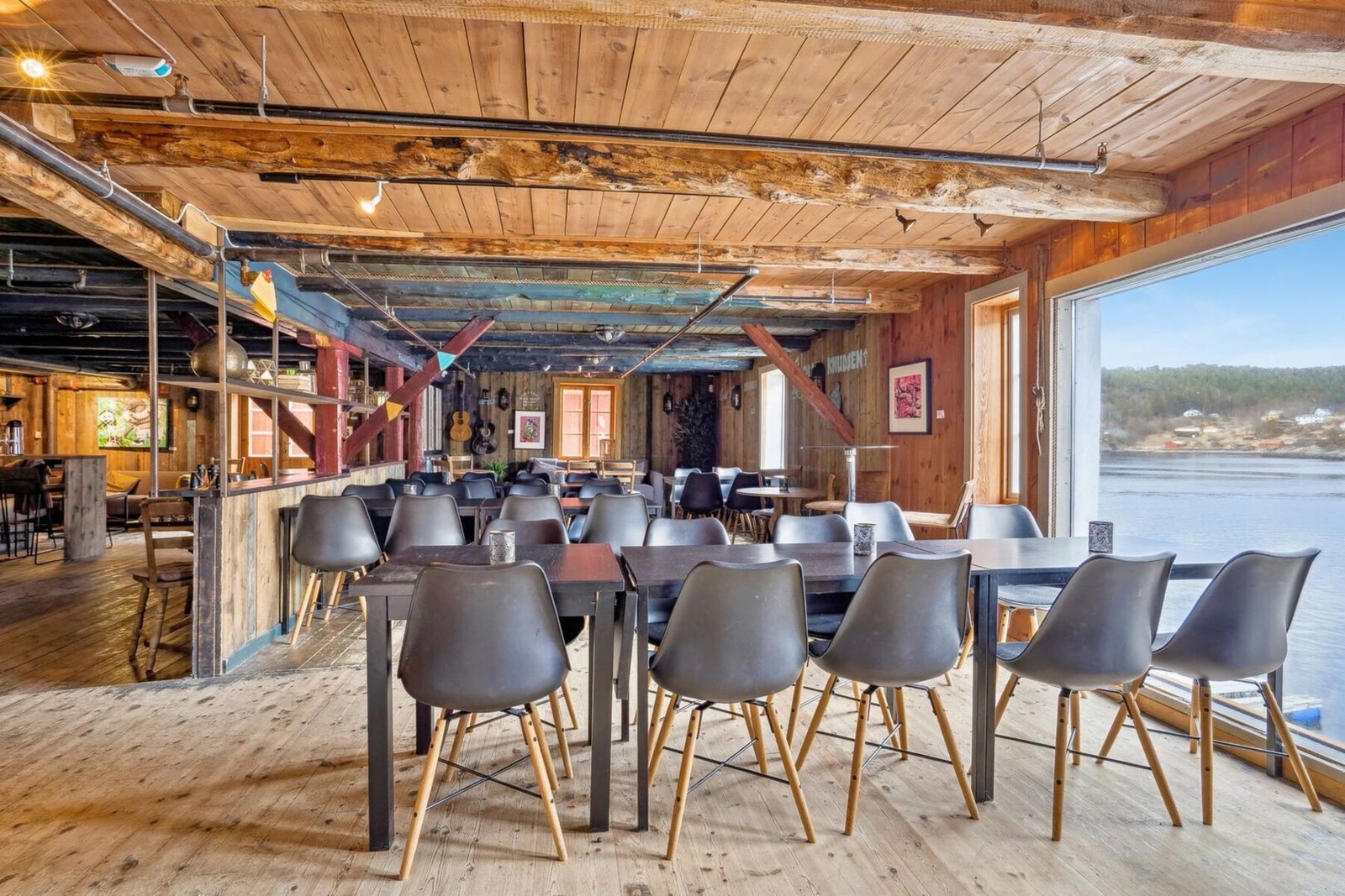 I brygga finner du også i dag en restaurant og pub som er kjent for sitt kulinariske tilbud og særegne atmosfære. Galleribilde