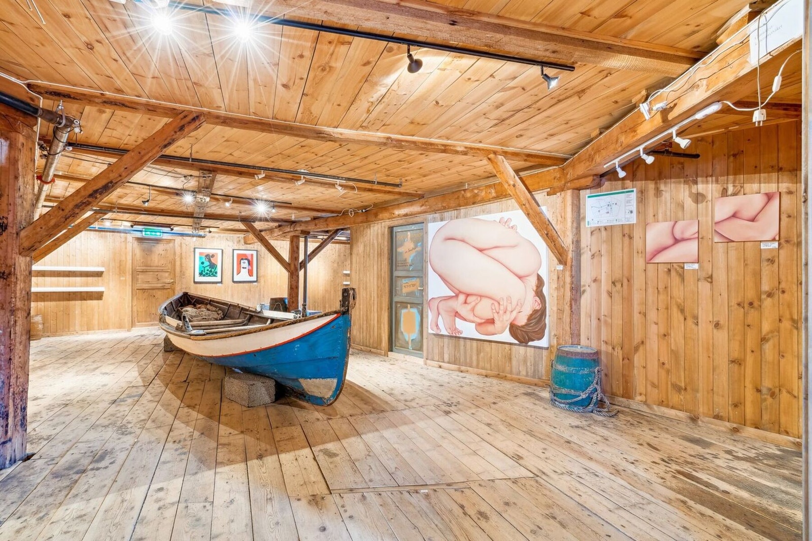 Siden 2013 har den huset Bryggeutstillinga i Råkvåg, en årlig begivenhet som forener kunst og lokalhistorie. Galleribilde