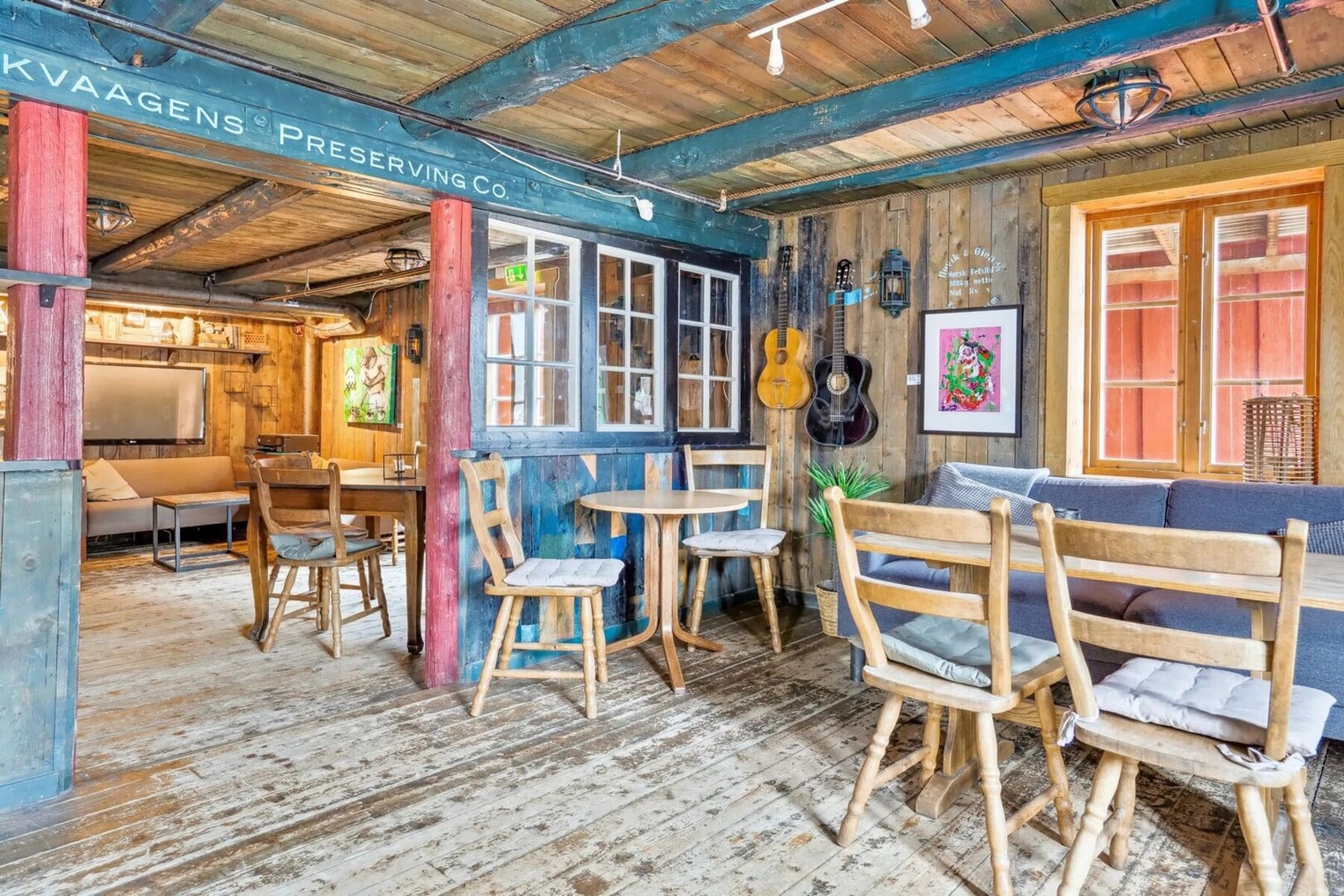 Restauranten tilbyr matopplevelser ved sjøkanten, mens puben fungerer som et naturlig samlingspunkt i kveldstimene. Galleribilde