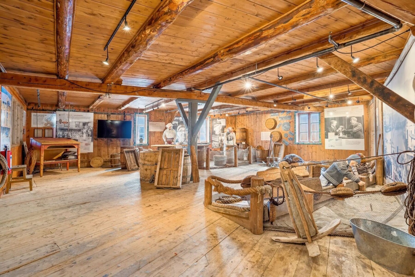 Utstillingen kombinerer kunst og historie, samt inkluderer gjenstander fra det tidligere sildefiskerimuseet. Galleribilde