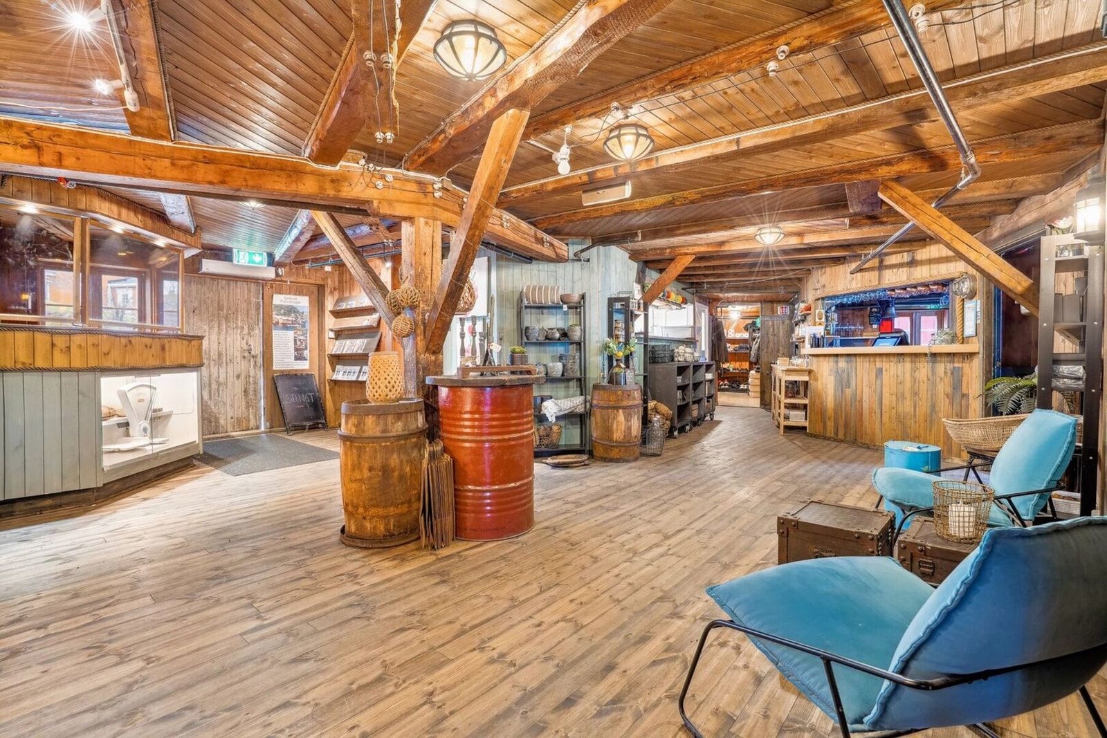 Her har du hele 1044 kvm bruksareal fordelt på fire plan. Galleribilde