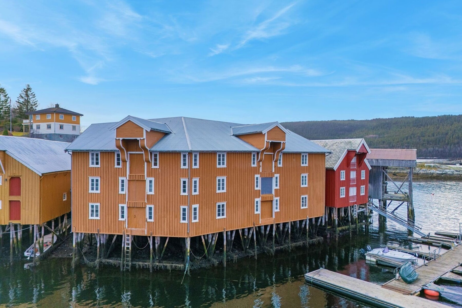 Midt i vakre Råkvåg finner du denne unike perlen - en historisk brygge som i dag rommer kunst, kultur, restaurant og pub, rett ved sjøkanten. Galleribilde