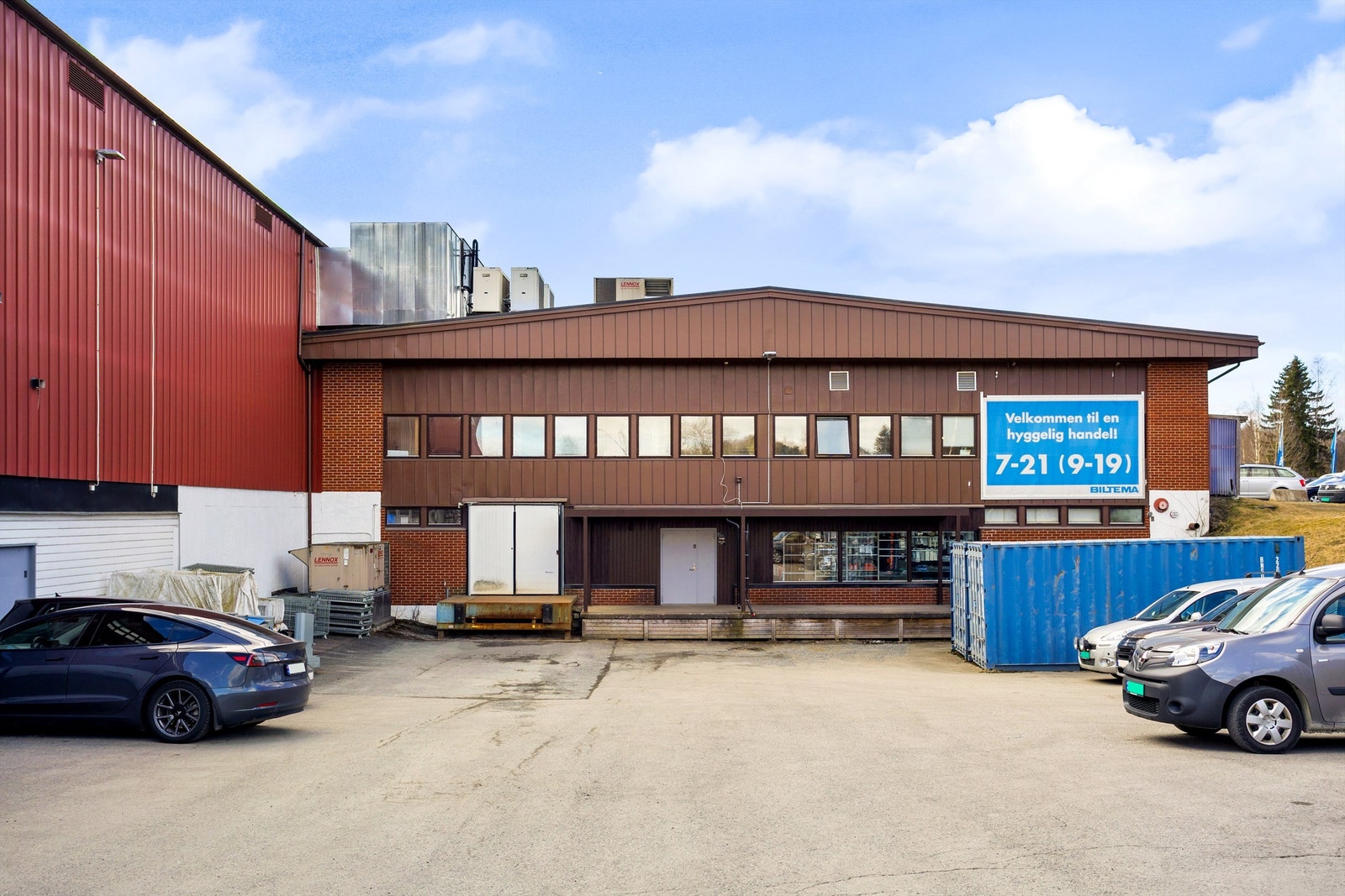 Varelevering via rampe på baksiden mot øst. Galleribilde
