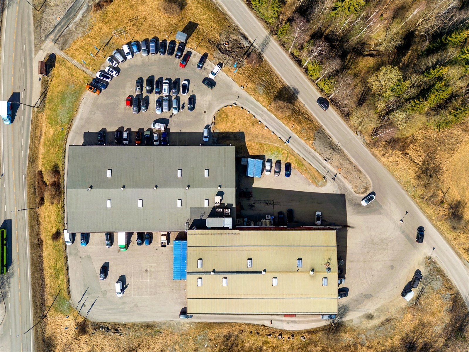 Eiendommen sett ovenfra (drone). Galleribilde