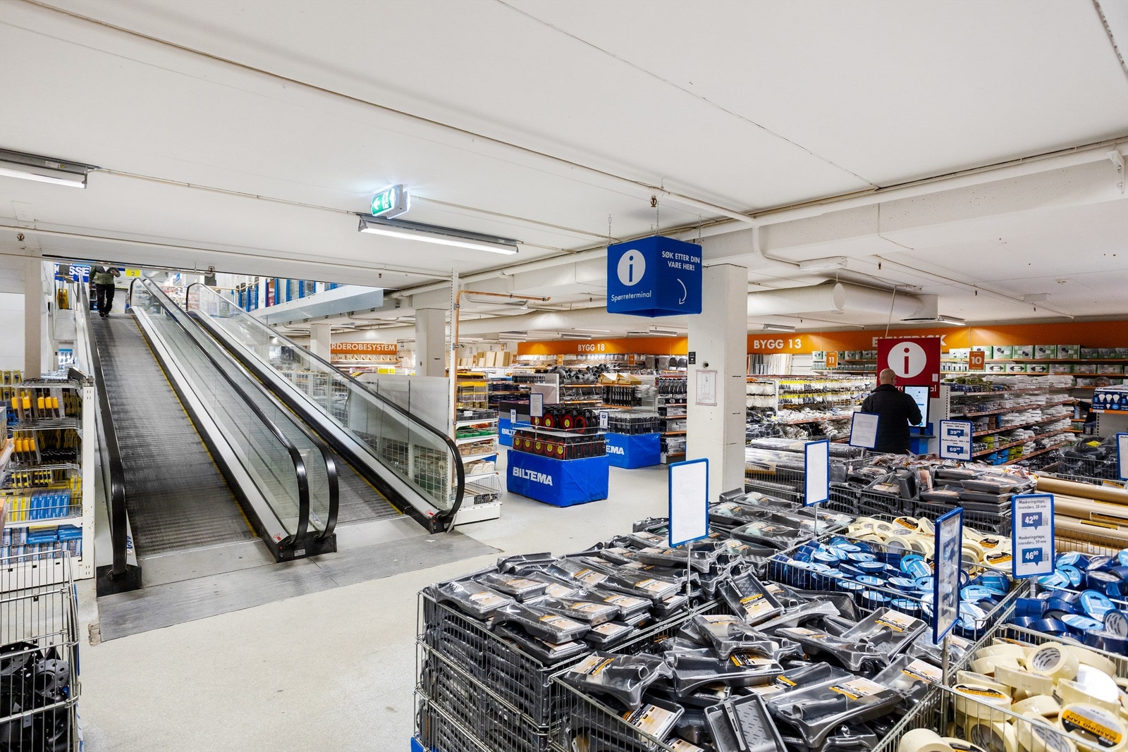 Rulletrapp mellom 1. etasje og u. etasje. Galleribilde