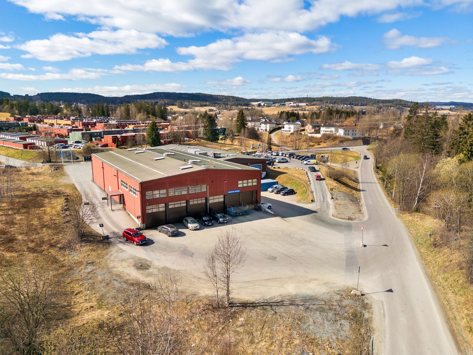 Innkjøring/adkomst til eiendommen - samt utkjøring helt til venstre. Enveiskjøring rundt hele bygget. Galleribilde