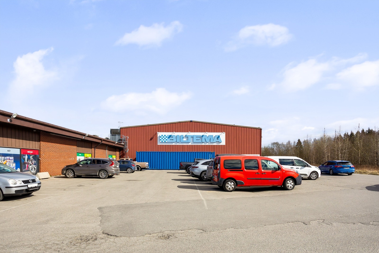 Parkering på baksiden av bygget - mot vest. Galleribilde