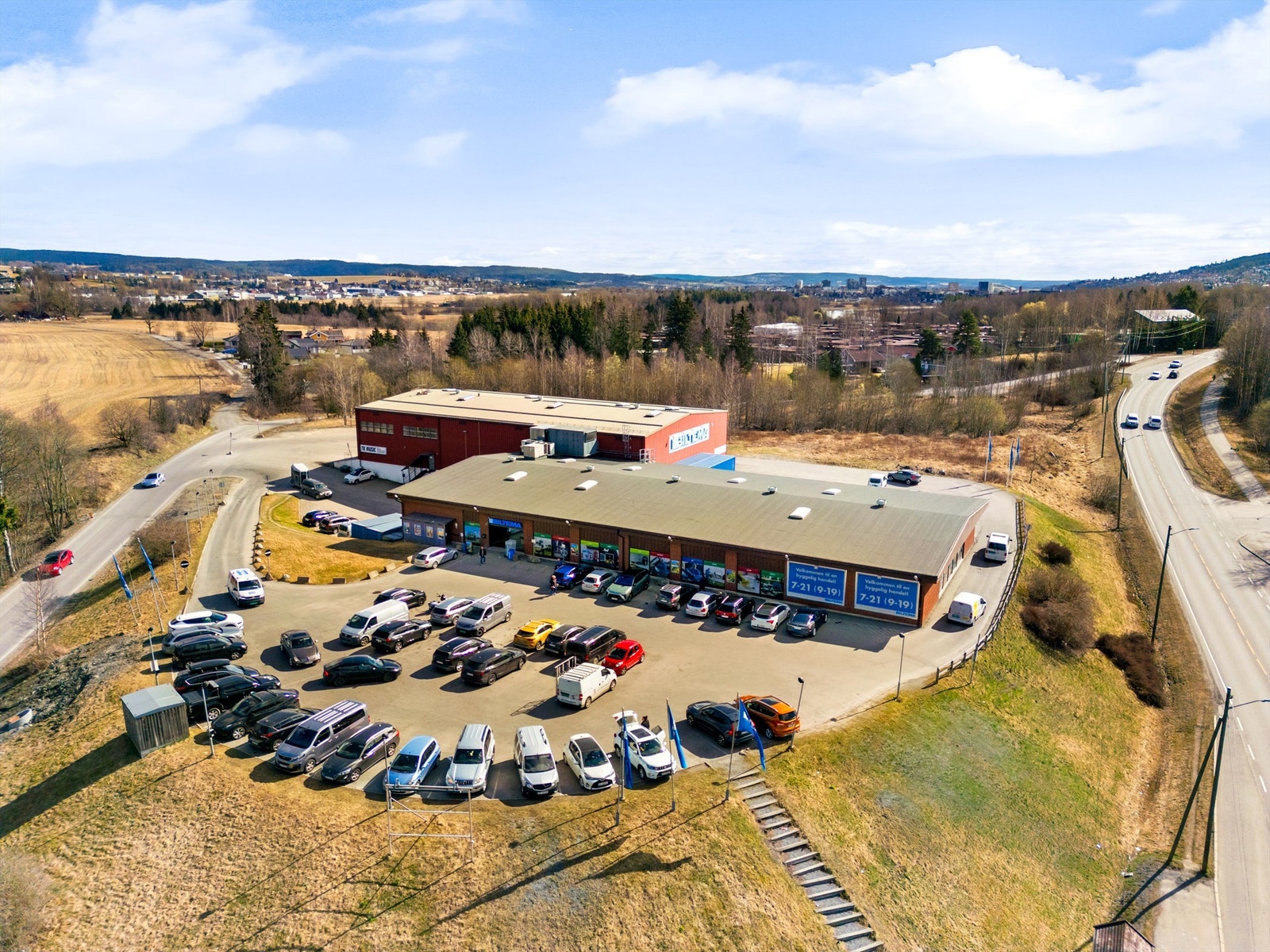 Tilnærmet fullt utleid kombinasjonseiendom bestående av forretning-/kontor og lagerlokaler. BYGG CA.4 650 KVM - TOMT CA. 9 735 KVM. Galleribilde