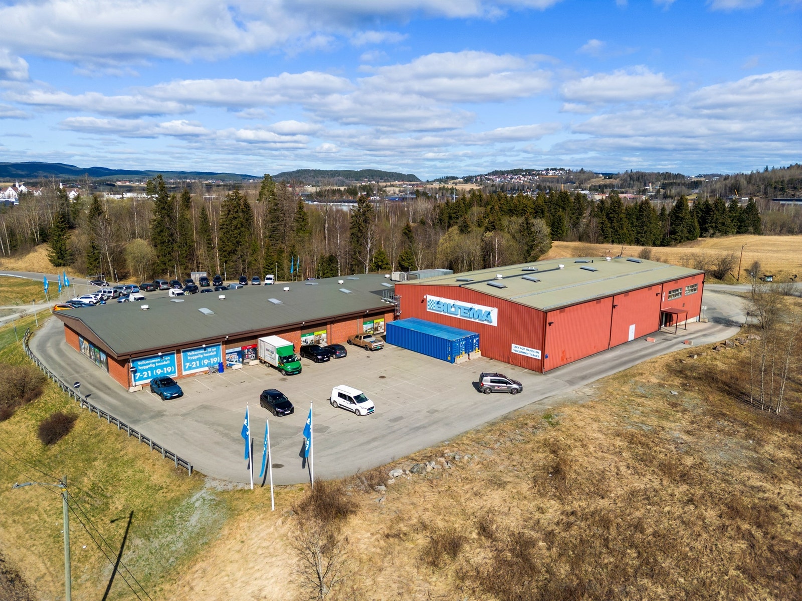 Parkering på baksiden av eiendommen (nord). Galleribilde