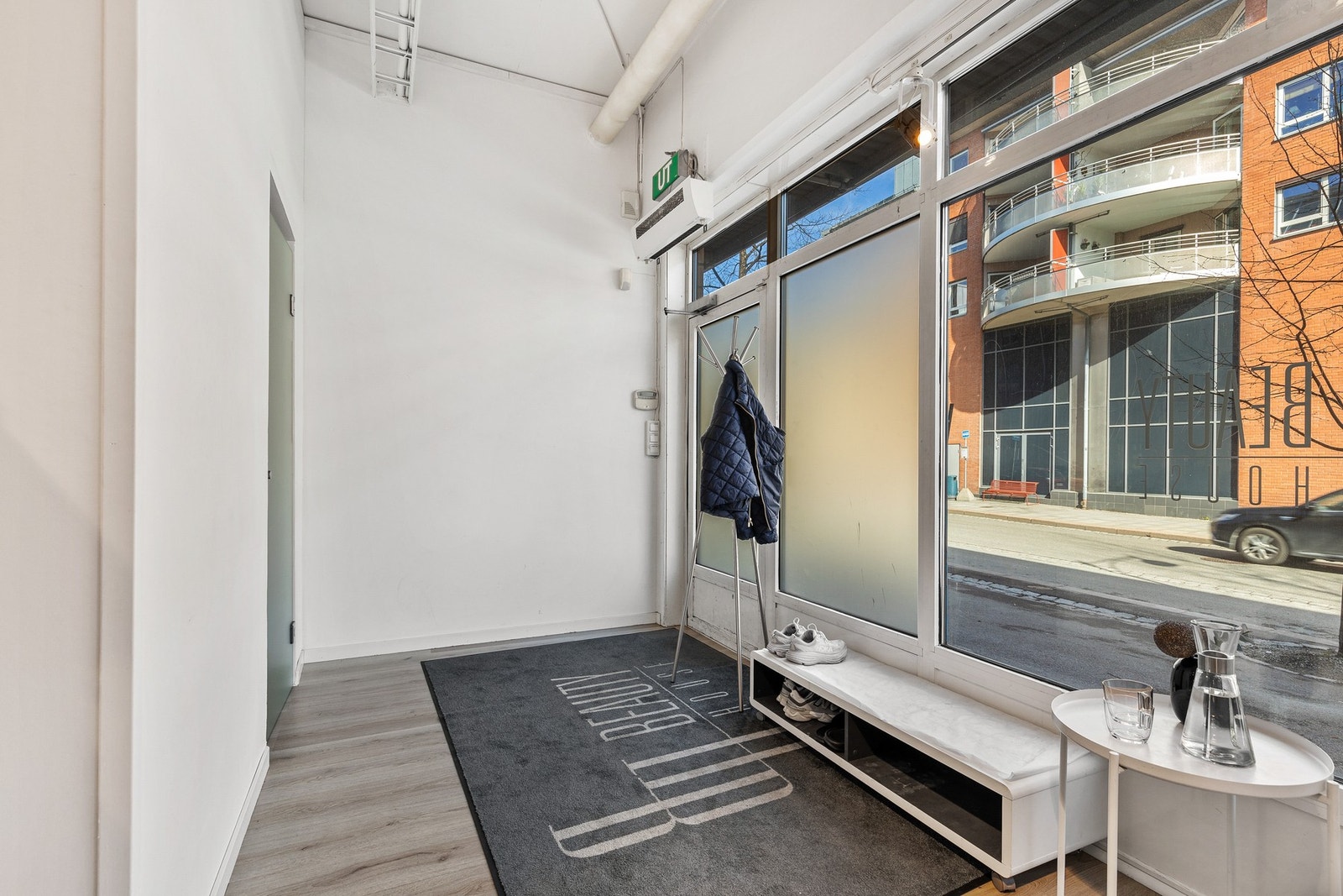 Inngang til lokale. Store vindusflater mot travel gate. Galleribilde