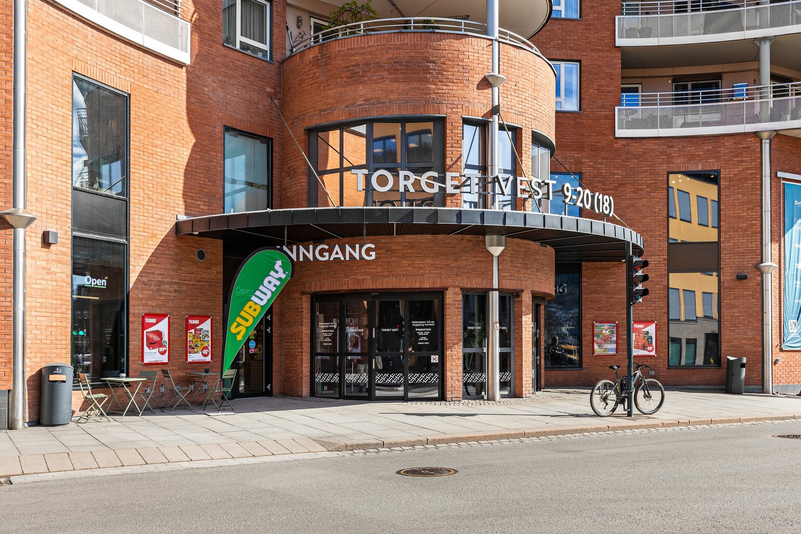 Rett ovenfor lokale ligger Torget vest. Galleribilde