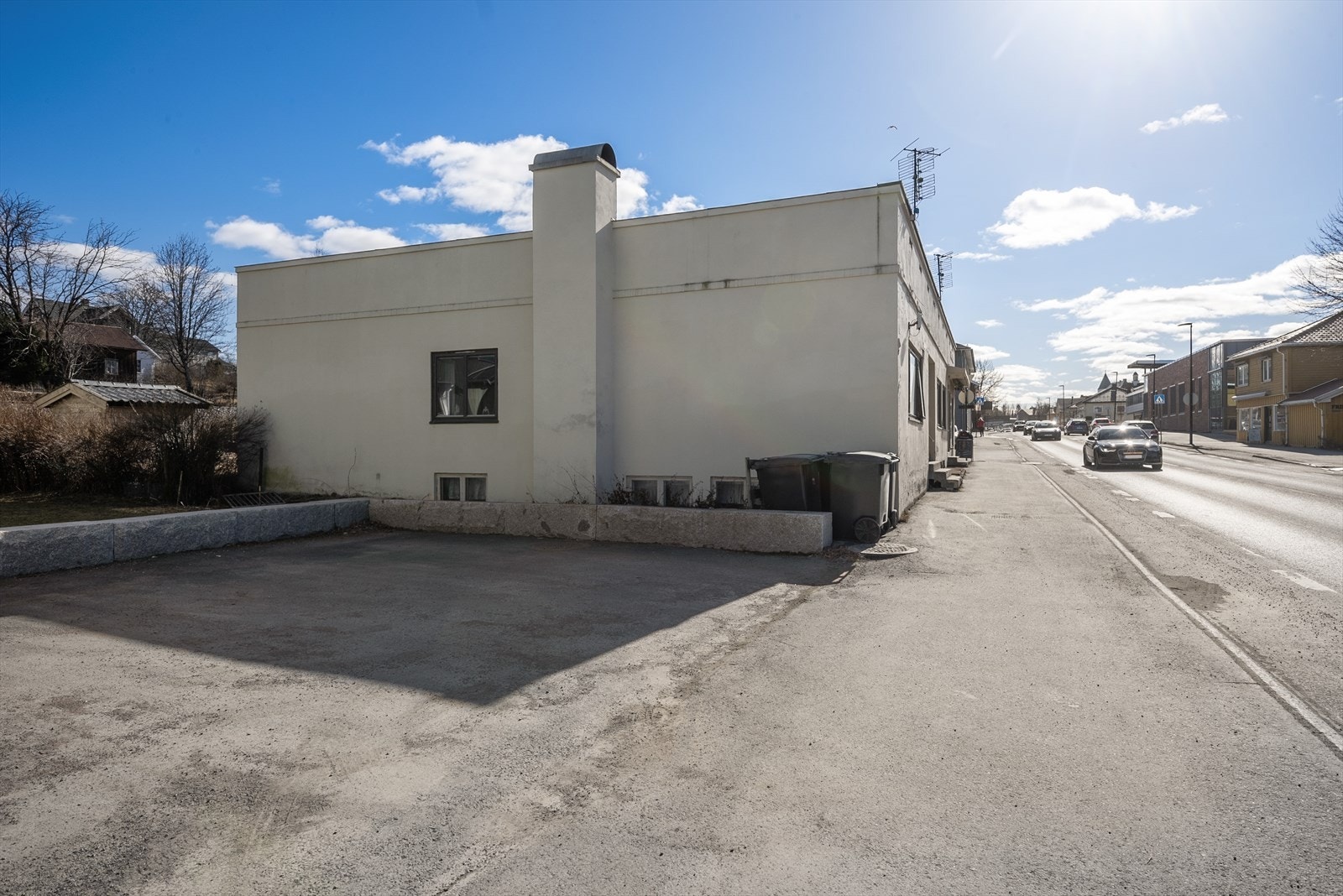 Asfaltert inntil bygget. Galleribilde