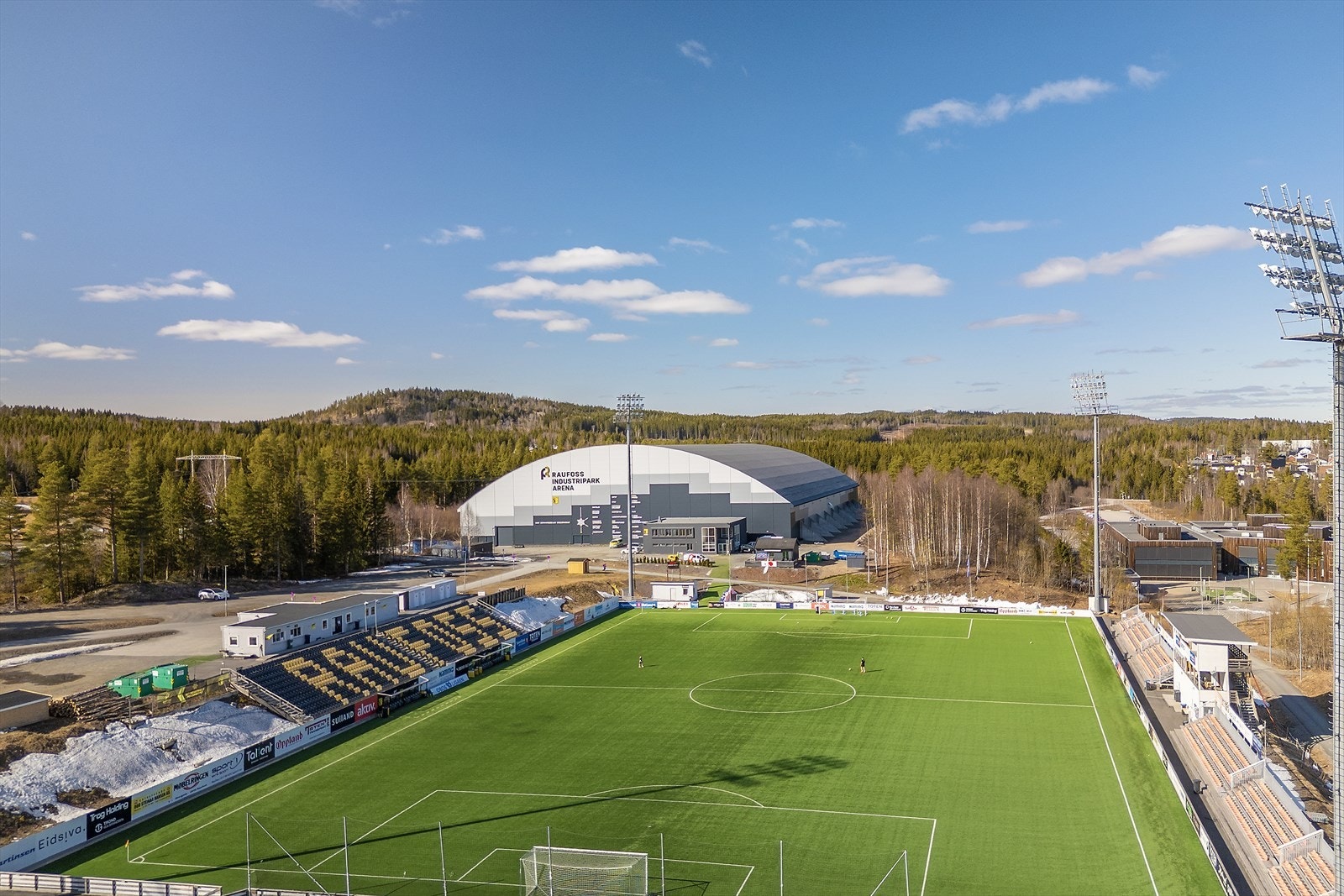 Kort veg til Raufoss Industripark Arena og Nammo stadion. Galleribilde