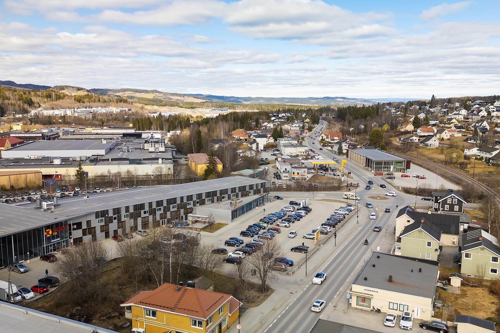 Vis a vis kjøpesenteret Amfi. Galleribilde