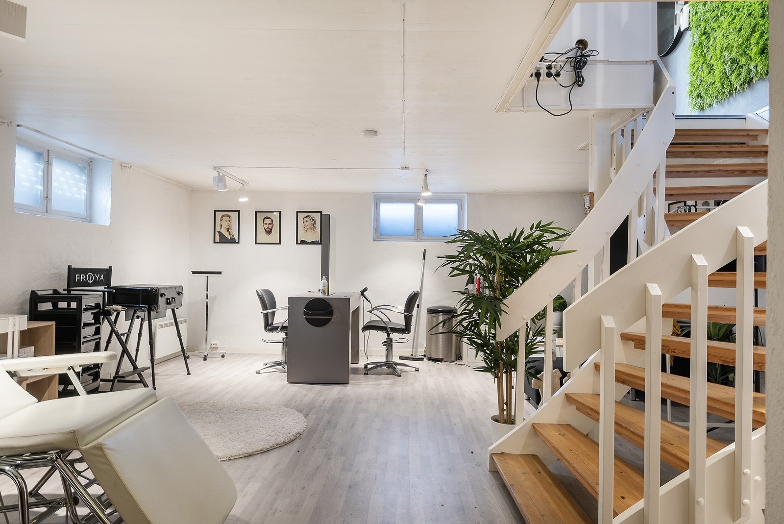 Lysmalte rom i kjeller. Galleribilde
