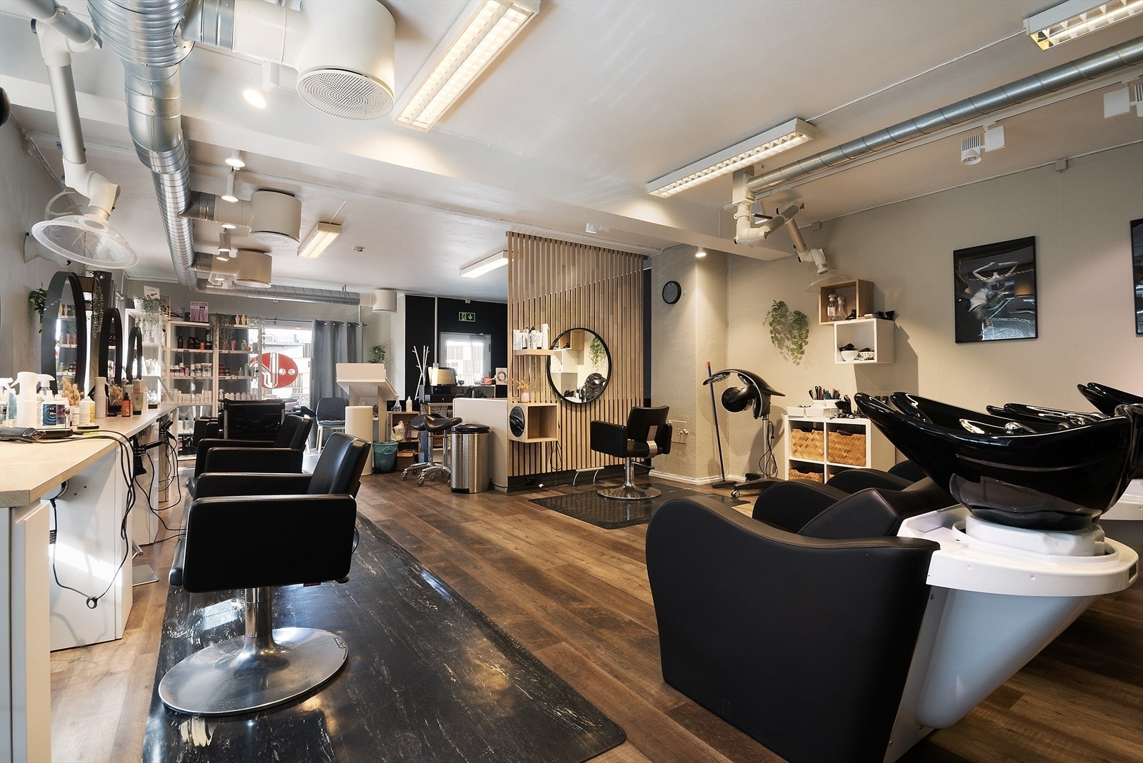 Frisørsalong i deler av bygget. Galleribilde