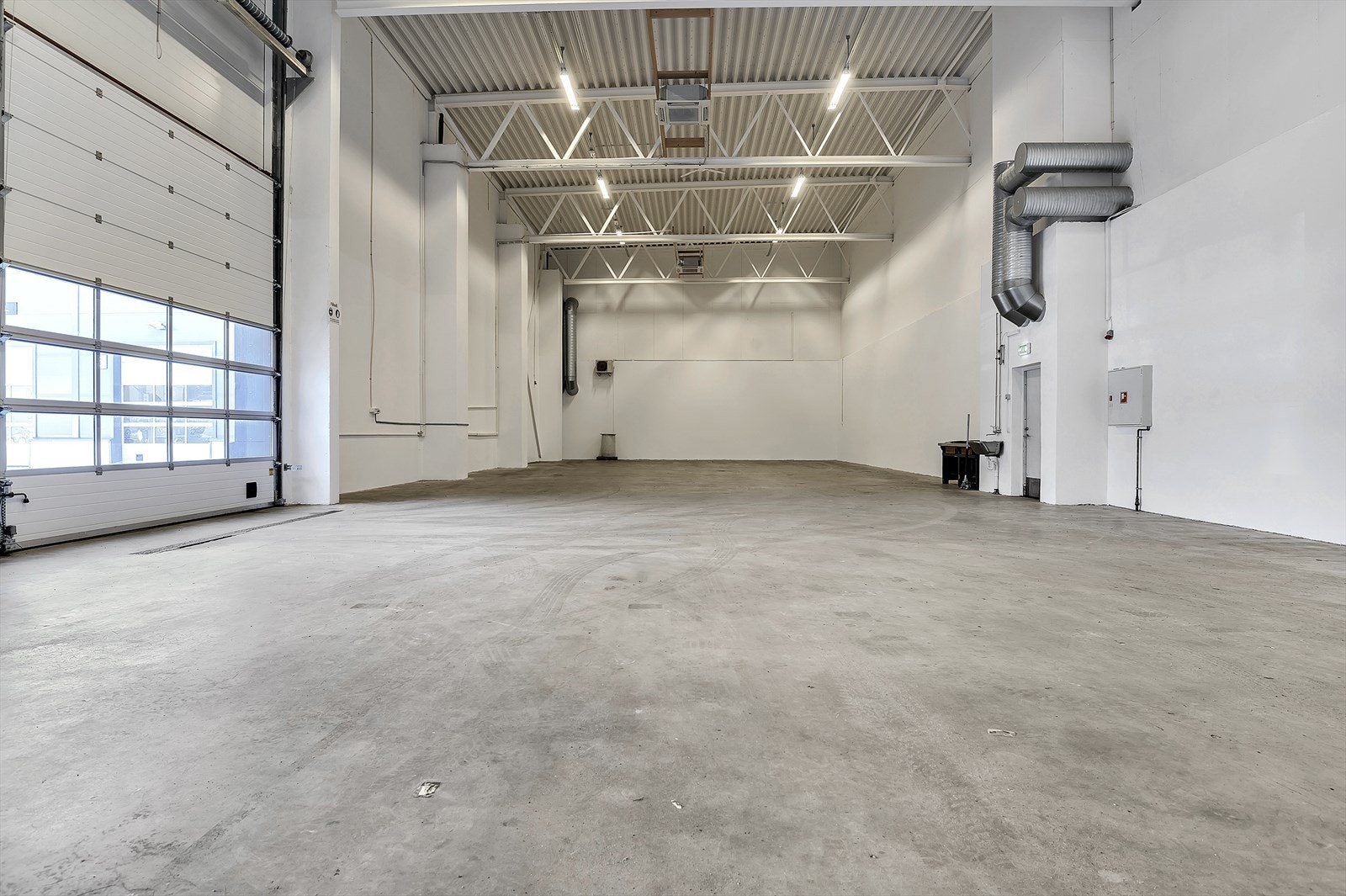 Lokale 1 (gult): Verksted/lager med to kjøreporter - takhøyde 8 meter Galleribilde